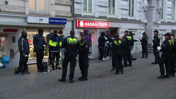 Polizeibeamte während einer Razzia auf dem Hansaplatz © Screenshot 