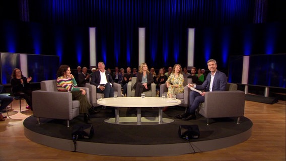 Talkrunde zum Thema "Was hält uns noch zusammen" mit Ingo Zamperoni (rechts) und Juli Zeh, Georg Mascolo, Maja Göpel und Johanna Weinhold (von links). © Screenshot 