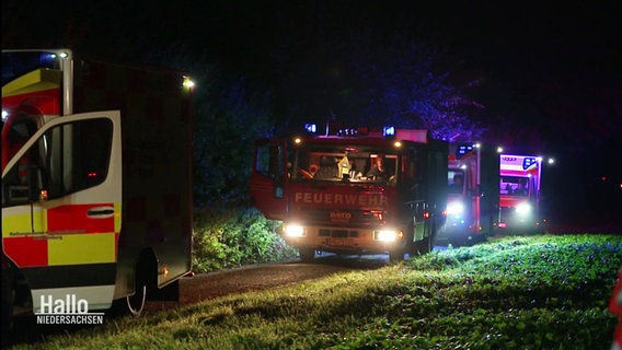 Einsatzfahrzeuge von Feuerwehr und Rettungsdienst stehen auf einem Feldweg. © Screenshot 