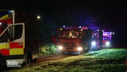 Einsatzfahrzeuge von Feuerwehr und Rettungsdienst stehen auf einem Feldweg. © Screenshot 