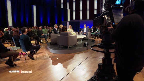 Eine Gesprächsrunde sitzt auf der Bühne in einem Studio © Screenshot 