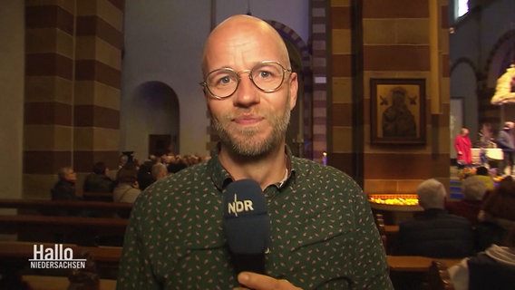 NDR-Reporter Andi Gervelmeyer berichtet aus einer Kirche in Ankum. © Screenshot 