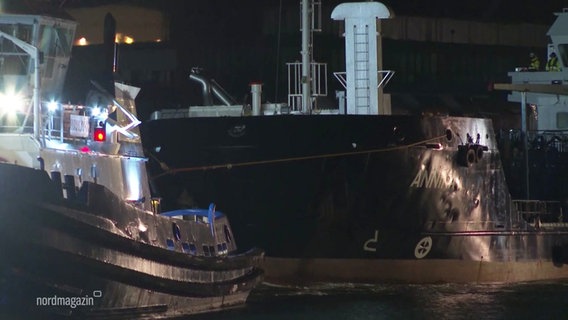 Der in Brand geratene Öltanker Annika wird zu Untersuchungen in einen Hafen geschleppt. © Screenshot 