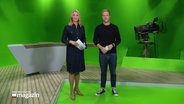 Gabi Lüeße und Henrik Hanses stehen im Studio. © Screenshot 