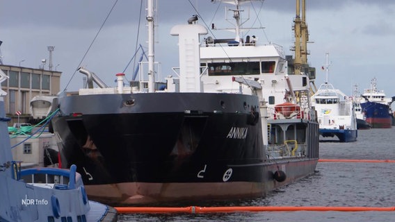 Der Tanker „Annika“ liegt in einem Hafen. © Screenshot 