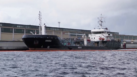 Der Tanker „Annika“ liegt in einem Hafen. © Screenshot 