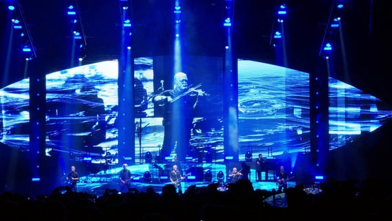 Die Band Santiano begeistern Fans in der Barclays Arena. © Screenshot 