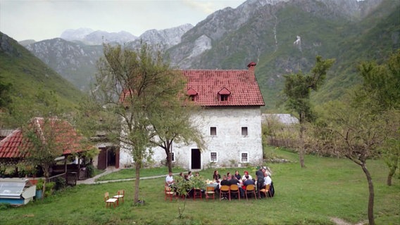 Haus vor den Albanischen Alpen © Screenshot 