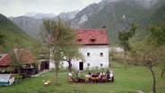 Haus vor den Albanischen Alpen © Screenshot 