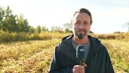 NDR-Reporter Stefan Weidig berichtet von einem Maisfeld in Nieköhr. © Screenshot 