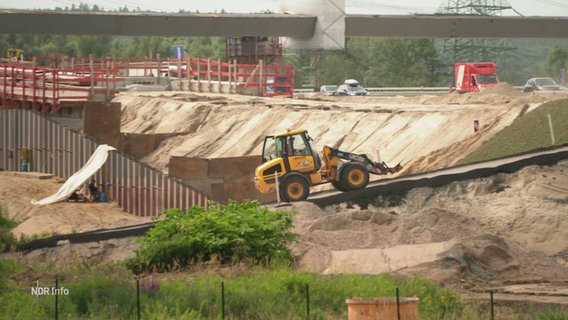 Ein Radlader fährt auf einer Baustelle auf einer Rampe. © Screenshot 