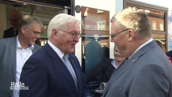 Bundespräsident Steinmeier wird beim Aussteigen aus dem Zug vom Nordhorner Bürgermeister begrüßt. © Screenshot 