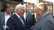 Bundespräsident Steinmeier wird beim Aussteigen aus dem Zug vom Nordhorner Bürgermeister begrüßt. © Screenshot 