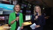 Marie-Luise Bram und Maike Jäger moderieren das Schleswig-Holstein Magazin um 19:30 Uhr. Im Hintergrund sind Monitore und Schreibtische zu sehen. © Screenshot 