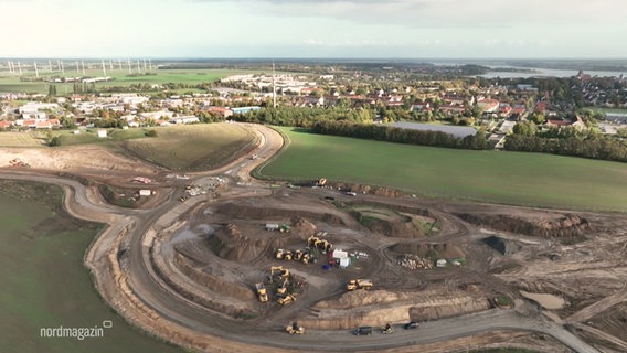 Die Baustelle der Ortsumgehung Wolgast, fotografiert aus der Luft. © Screenshot 