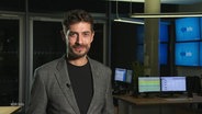 Moderator Daniel Anibal Bröckerhoff in der Fernsehredaktion. © Screenshot 