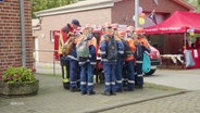 Eine Gruppe Jugendlicher beim Feuerwehrfest. © Screenshot 