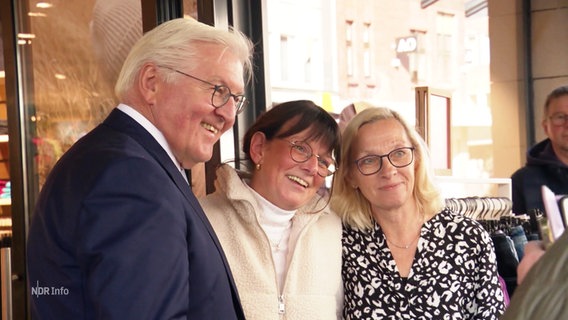 Bundespräsident Steinmeier macht ein Foto mit zwei Frauen in Nordhorn. © Screenshot 