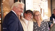 Bundespräsident Steinmeier macht ein Foto mit zwei Frauen in Nordhorn. © Screenshot 