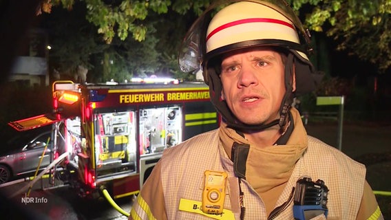 Ein Feuerwehrmann spricht in die Kamera. © Screenshot 