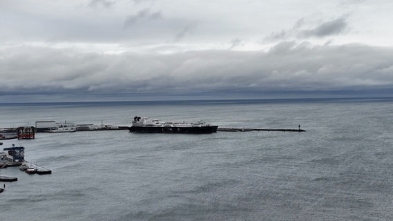 Luftbildaufnahme vom LNG-Terminal im Hafen Sassnitz-Mukran © Screenshot 