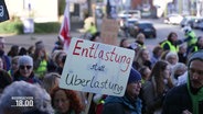 Beschäftigte der MHH beim einem Warnstreik in Hannover © Screenshot 