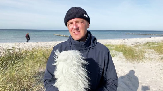 Stefan Kreibohm moderiert das Wetter von der Insel Hiddensee. © Screenshot 