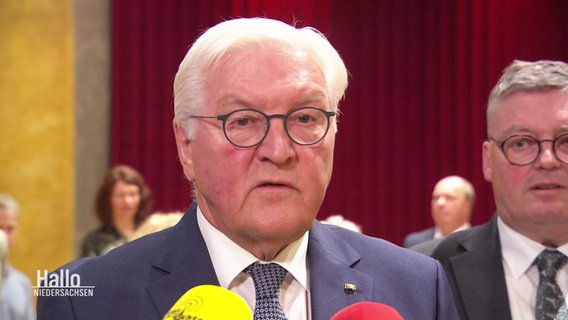 Frank-Walter Steinmeier spricht in Mikrofone. © Screenshot 