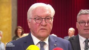 Frank-Walter Steinmeier spricht in Mikrofone. © Screenshot 