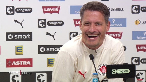 Der lachende Alexander Blessin, Trainer des FC St. Pauli. © Screenshot 