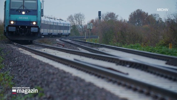 Ein Zug auf Schienen in einer Kurve. (Archivbild) © Screenshot 