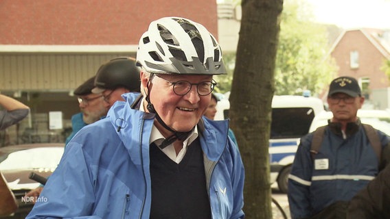 Bundespräsident Frank-Walter Steinmeier in Outdoorjacke und mit Fahrradhelm. © Screenshot 