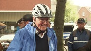 Bundespräsident Frank-Walter Steinmeier in Outdoorjacke und mit Fahrradhelm. © Screenshot 