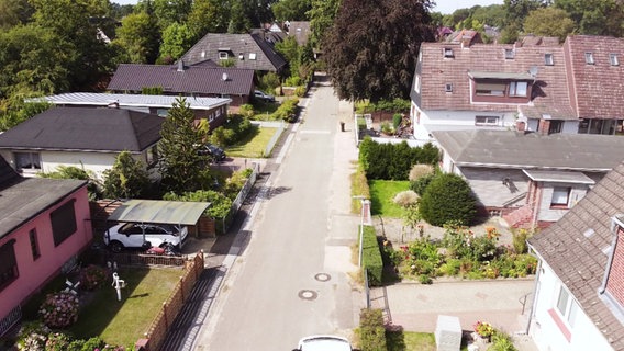 Drohnenaufnahme einer Wohnstraße in Wedel. © NDR 