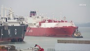 Ein roter LNG-Tanker fährt in den Hafen von Mukran vor Rügen ein. © Screenshot 