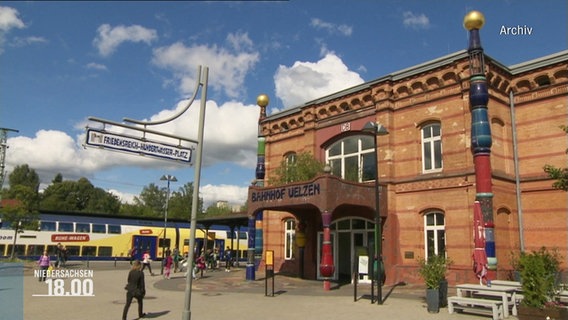 Der Hundertwasserbahnhof in Uelzen. © Screenshot 