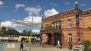 Der Hundertwasserbahnhof in Uelzen. © Screenshot 