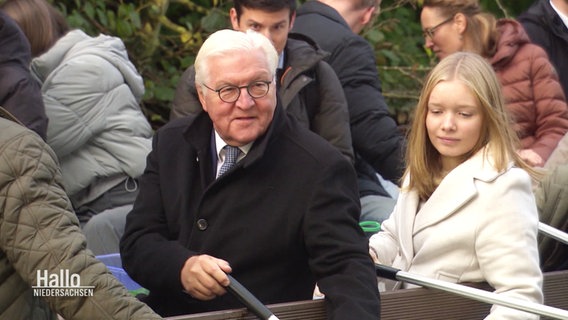 Bundespräsident Steinmeier sitzt mit mehreren Schülern in einem Boot. © Screenshot 