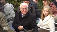 Bundespräsident Steinmeier sitzt mit mehreren Schülern in einem Boot. © Screenshot 