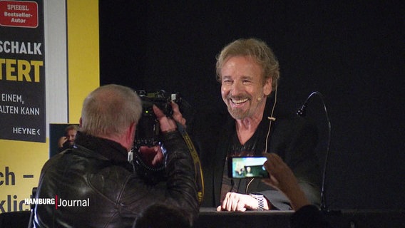 Thomas Gottschalk lächelt in eine Kamera. © Screenshot 