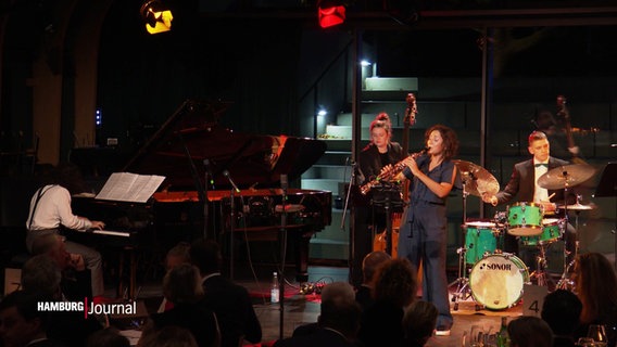 Jazzmusiker:innen spielen zusammen auf einer Bühne in Hamburg. © Screenshot 