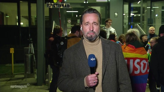 NDR-Reporter Stefan Tinius-Weidig berichtet live aus Neubrandenburg von einer Kundgebung, die sich für die Rechte von queeren Menschen einsetzt. © Screenshot 