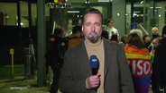 NDR-Reporter Stefan Tinius-Weidig berichtet live aus Neubrandenburg von einer Kundgebung, die sich für die Rechte von queeren Menschen einsetzt. © Screenshot 