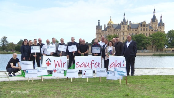 Die Vertreter mehrerer Krankenhäuser in Mecklenburg-Vorpommern protestieren vor dem Landtag in Schwerin gegen die heute beschlossene Krankenhausreform. © Screenshot 