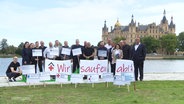 Die Vertreter mehrerer Krankenhäuser in Mecklenburg-Vorpommern protestieren vor dem Landtag in Schwerin gegen die heute beschlossene Krankenhausreform. © Screenshot 