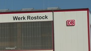 Eine große Fabrikhalle mit der Aufschrift "Werk Rostock DB". © Screenshot 