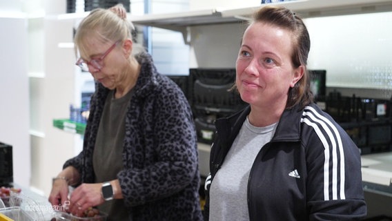 Die alleinerziehende Mutter Anja Gerecht hilft in der örtlichen Tafel aus. © Screenshot 