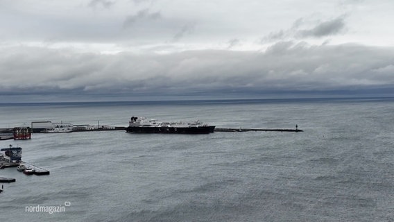 Ein LNG-Tanker liegt im Hafen von Mukran vor Rügen. © Screenshot 