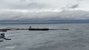 Ein LNG-Tanker liegt im Hafen von Mukran vor Rügen. © Screenshot 