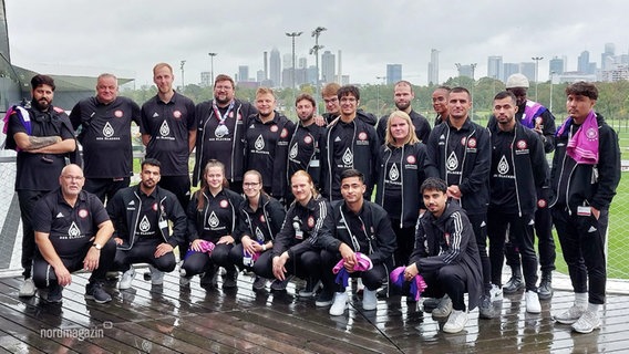 Die Mannschaft des FC Motor Neubrandenburg Süd posiert für ein Gruppenfoto auf dem DFB-Campus in Frankfurt. © Screenshot 